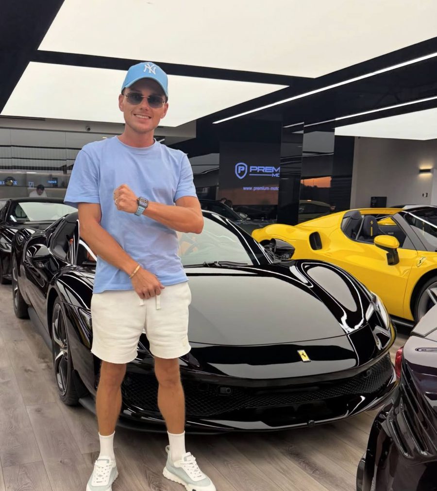 Lucas Rössler vor seinem Ferrari